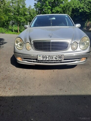 Mercedes E 270-1