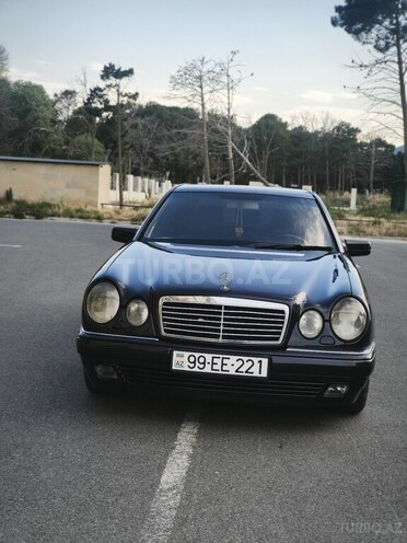 Mercedes E 220-1