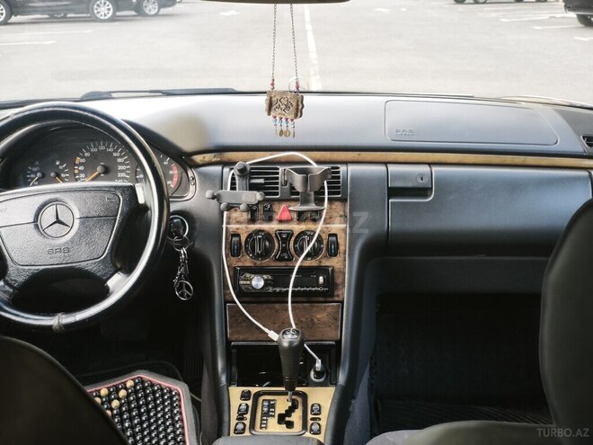 Mercedes E 220-11
