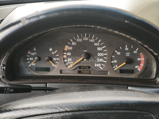 Mercedes E 220-12