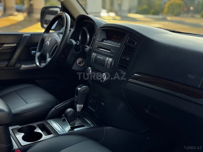 Mitsubishi Pajero-21