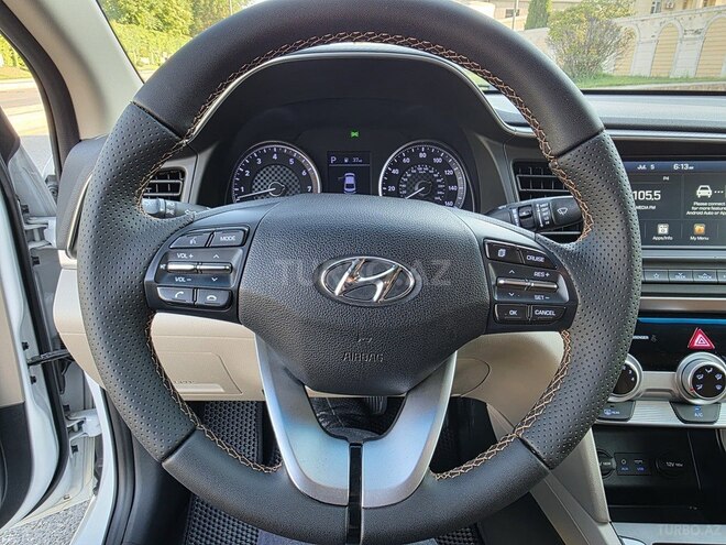 Hyundai Elantra-16