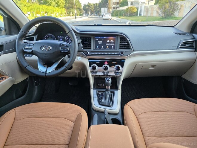 Hyundai Elantra-12