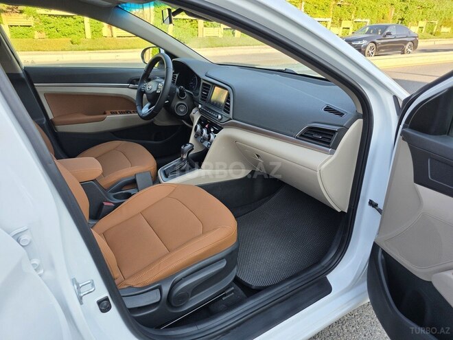 Hyundai Elantra-11