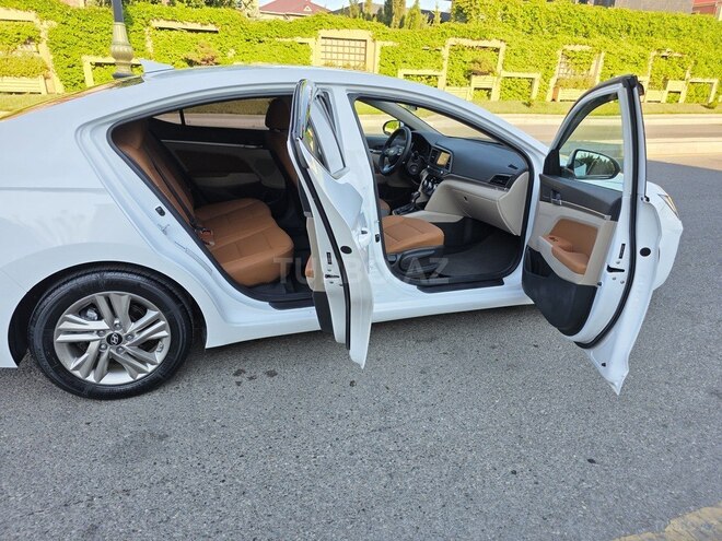 Hyundai Elantra-10