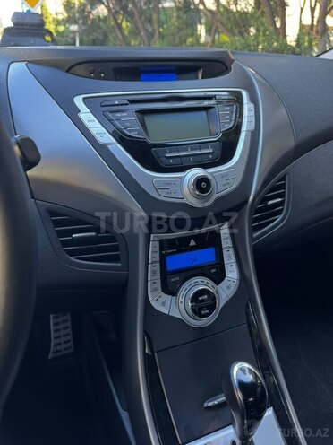 Hyundai Elantra-8