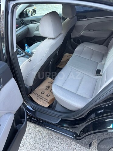 Hyundai Elantra-9