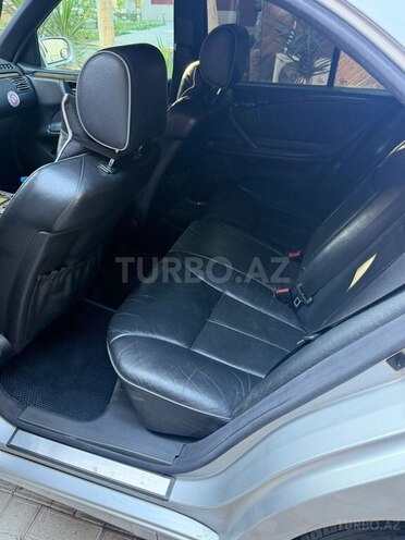 Mercedes E 240-3