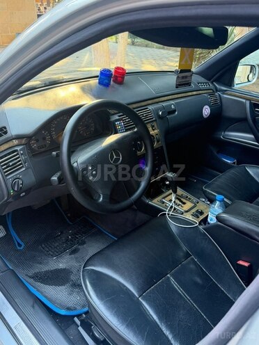 Mercedes E 240-4