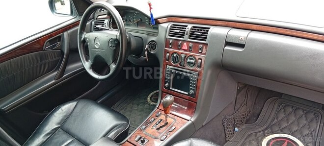 Mercedes E 240-13
