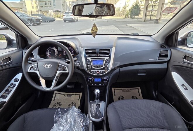 Hyundai Accent-17