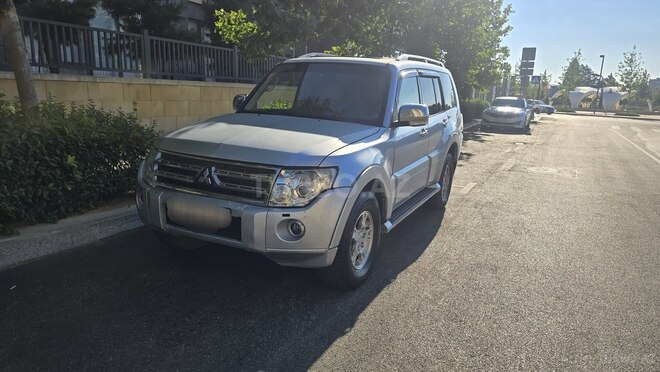 Mitsubishi Pajero-6
