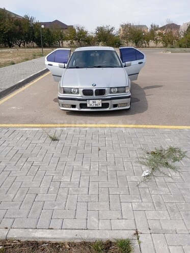 BMW 320-1