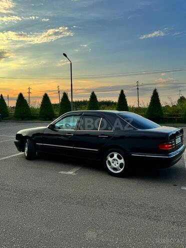 Mercedes E 240-4