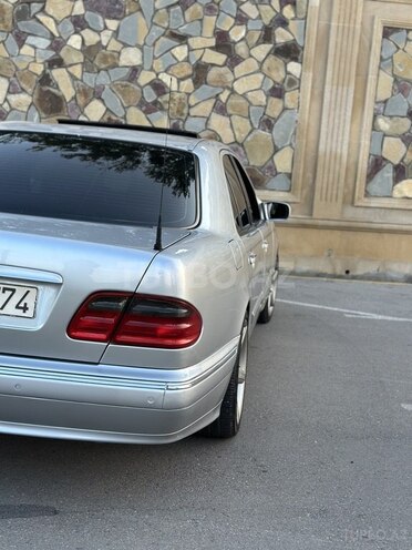 Mercedes E 320-8