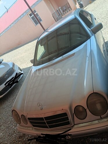 Mercedes E 200-1