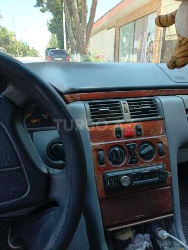 Mercedes E 200-2