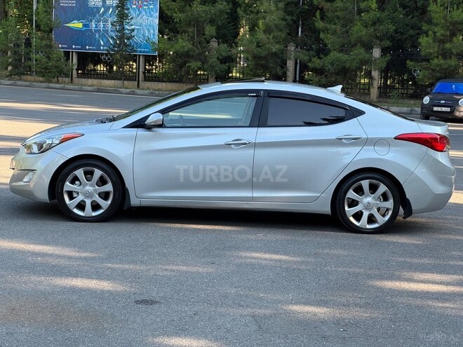 Hyundai Elantra-13