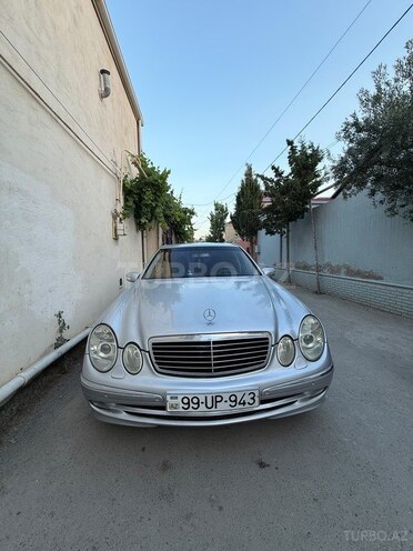 Mercedes E 270-1