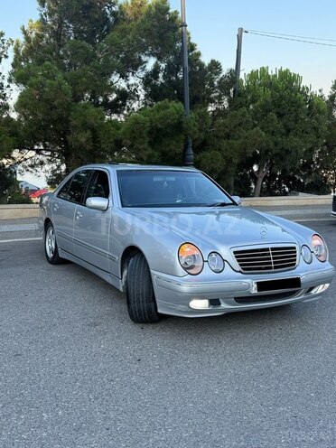 Mercedes E 240-1