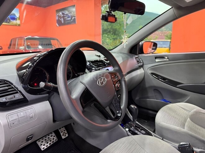 Hyundai Accent-9