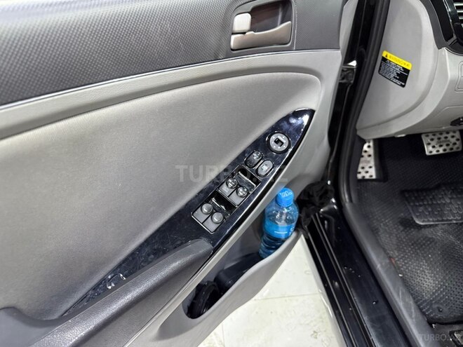 Hyundai Accent-11