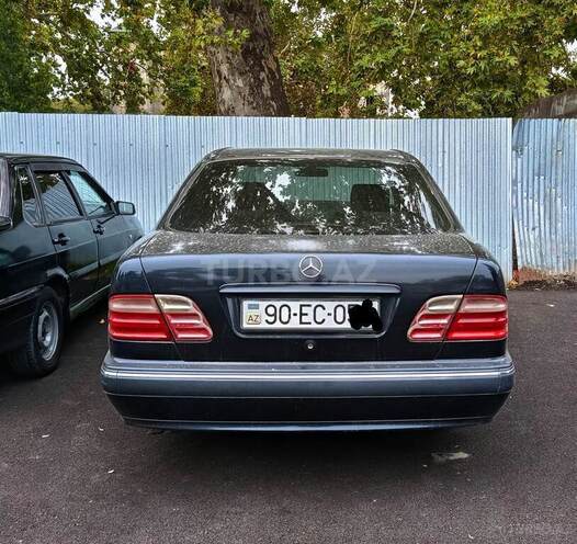 Mercedes E 240-4