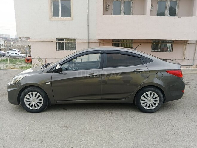 Hyundai Accent-4