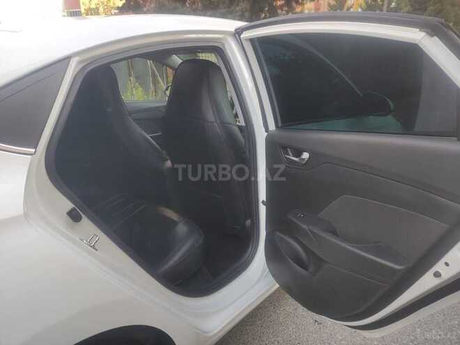 Hyundai Accent-11