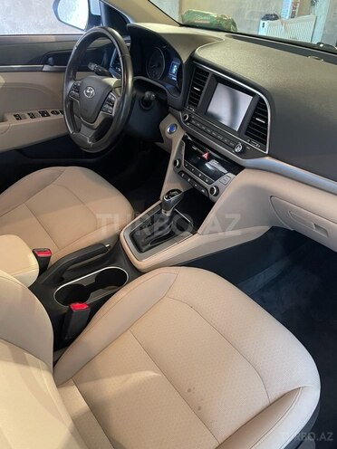 Hyundai Elantra-10