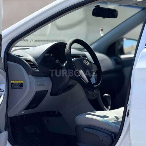 Hyundai Accent-11
