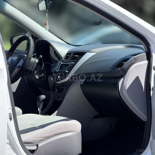 Hyundai Accent-12