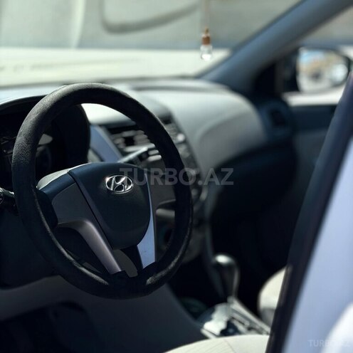 Hyundai Accent-13
