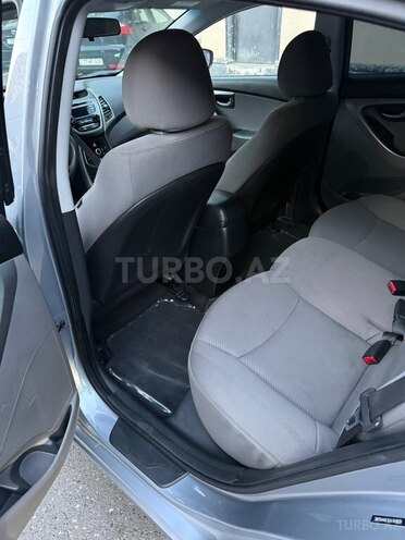 Hyundai Elantra-11