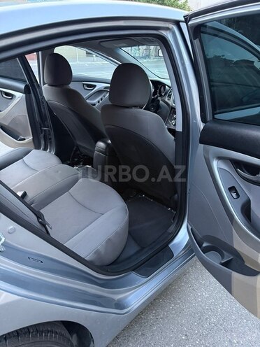 Hyundai Elantra-12