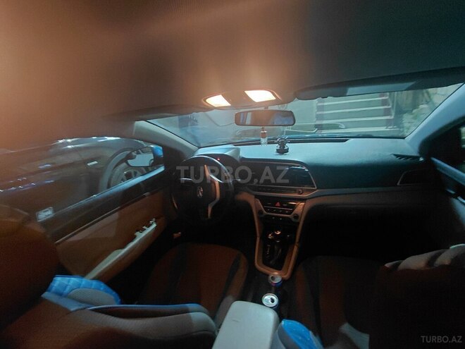 Hyundai Elantra-8
