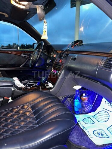 Mercedes E 320-17