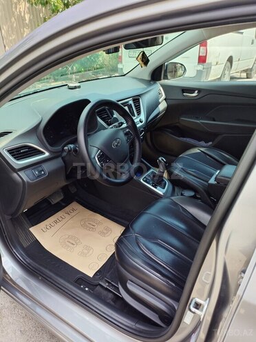 Hyundai Accent-11