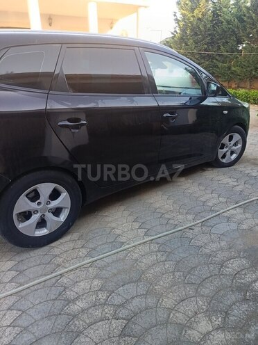 Kia Carens-8