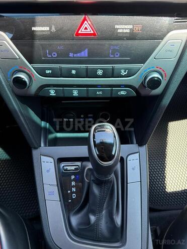 Hyundai Elantra-16