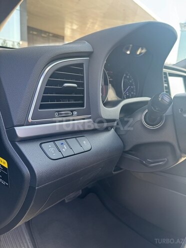 Hyundai Elantra-12