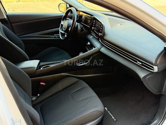Hyundai Elantra-12