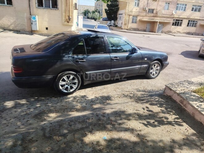 Mercedes E 200-11