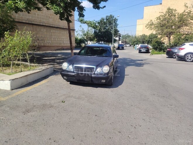Mercedes E 200-1
