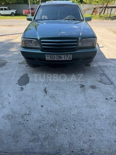 Mercedes 220 E-1