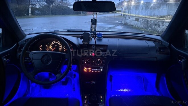 Mercedes 220 E-8