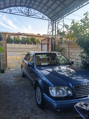 Mercedes E 200-11