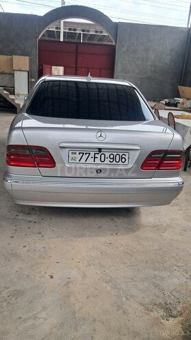 Mercedes E 320-11