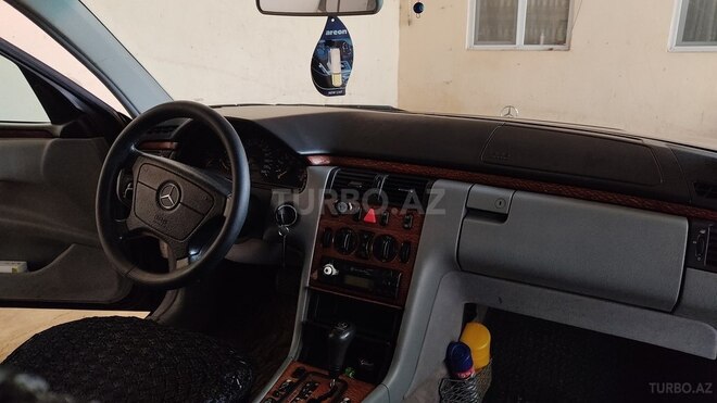 Mercedes E 240-8