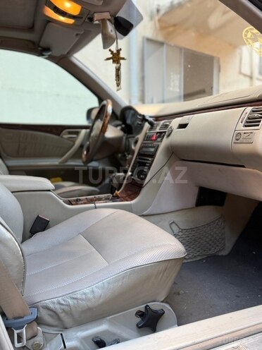 Mercedes E 320-4